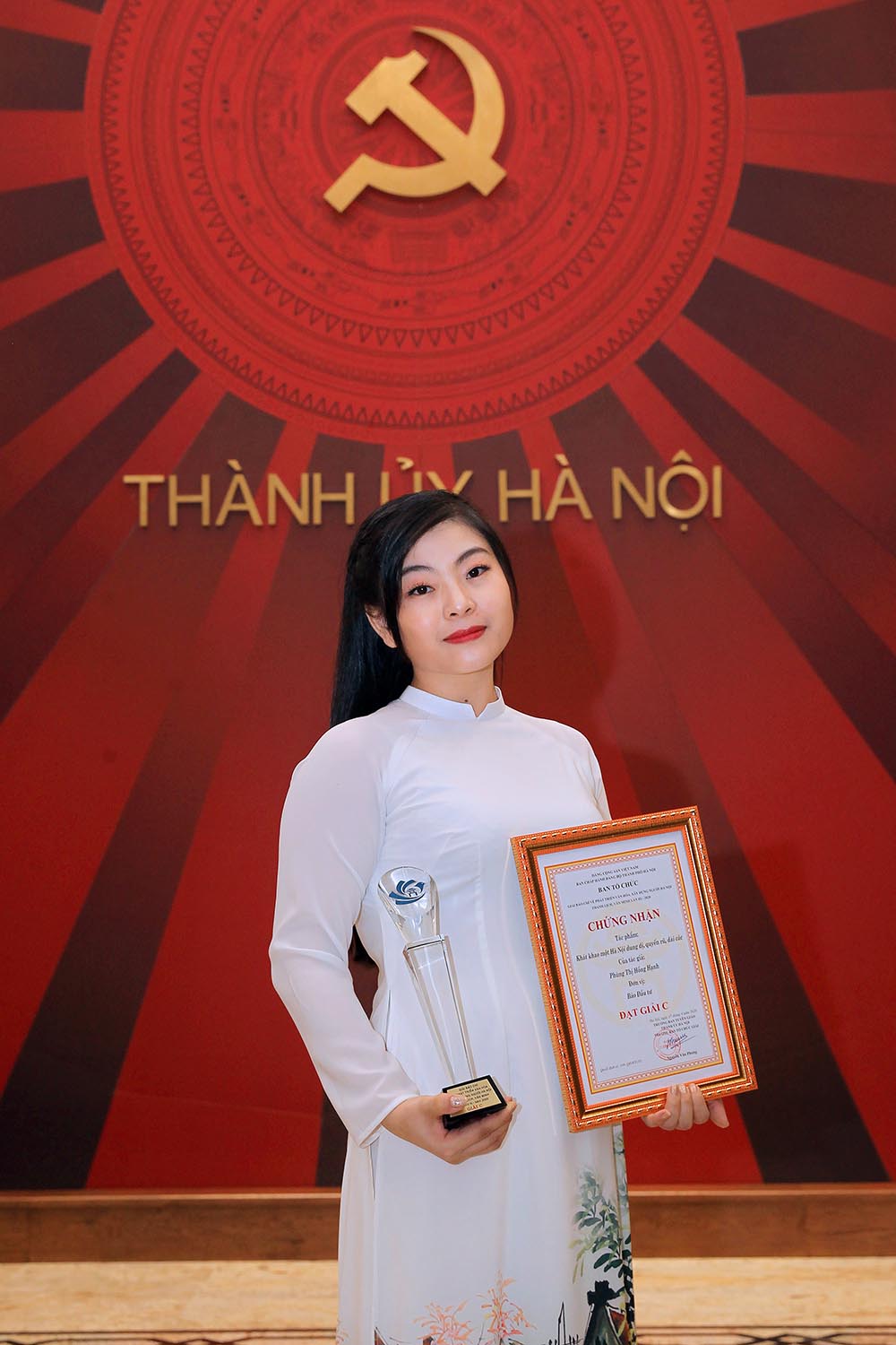 Nhà báo Phùng Thị Hồng Hạnh là đồng tác giả của 1 tác phẩm đoạt Giải B và là tác giả có tác phẩm đoạt 1 Giải C tại hai giải báo chí của Hà Nội năm 2020