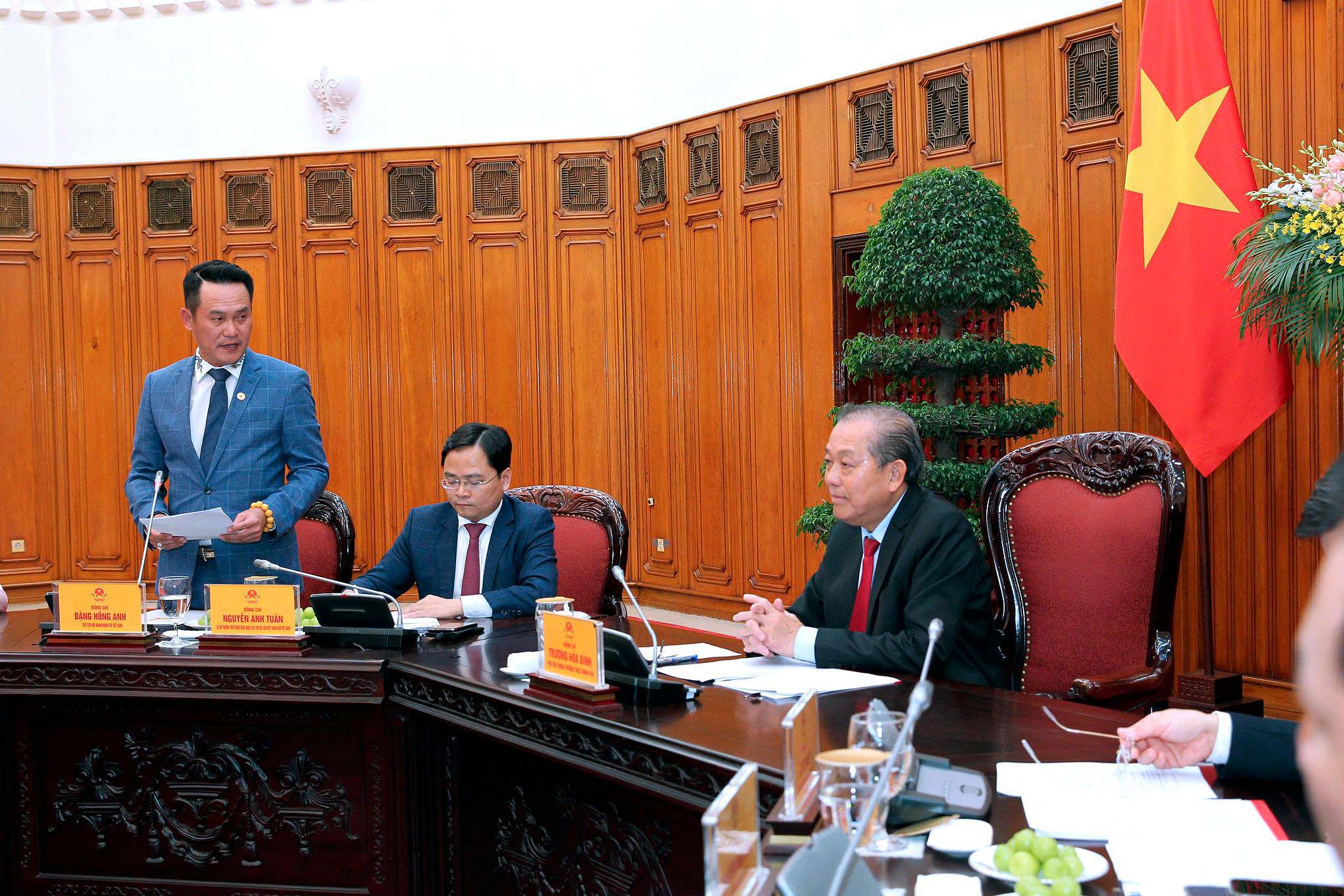 ông Đặng Hồng Anh, Chủ tịch Hội doanh nhân trẻ Việt Nam phát biểu với Phó thủ tướng.