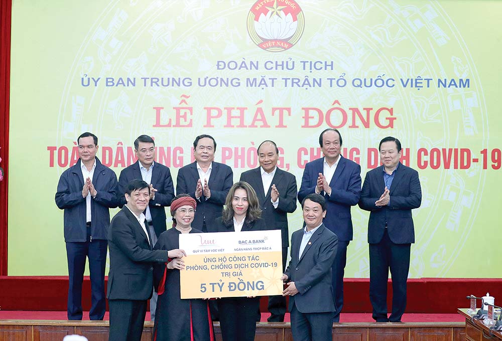 BAC A BANK cùng TH và Quỹ Vì Tầm vóc Việt trao tặng 5 tỷ đồng và 1 triệu ly sữa sạch tới tuyến đầu chống dịch