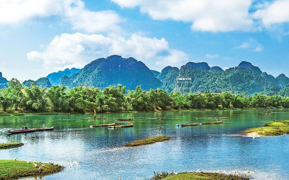 Quảng Bình du lịch với những điểm đến tuyệt đẹp như hang Sơn Đoòng, động Thiên Đường, động Phong Nha sẽ mang đến cho bạn những trải nghiệm tuyệt vời khi khám phá những điều mới lạ mà chỉ có ở vùng đất này. Ngoài ra, đây còn là nơi để bạn thư giãn và tận hưởng không khí trong lành của thiên nhiên.