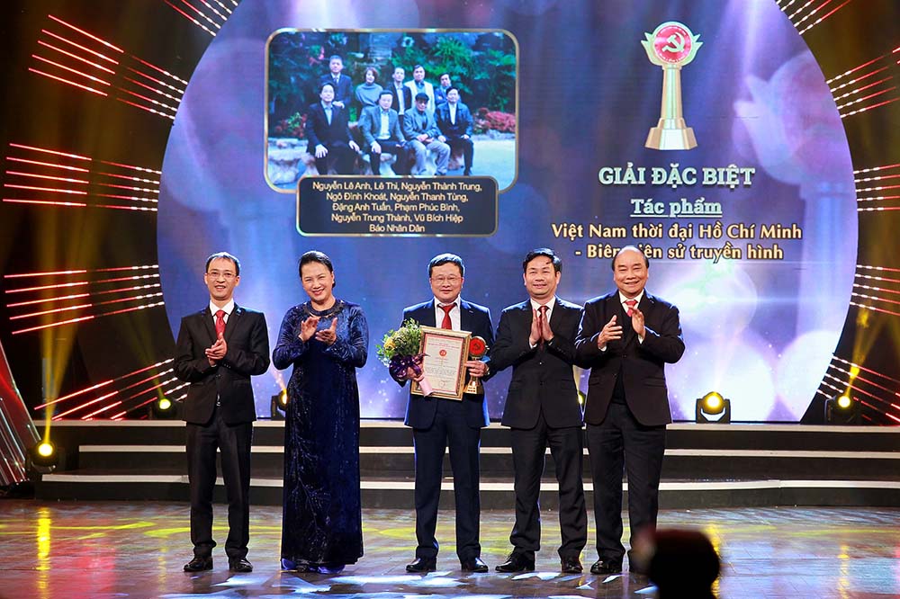 Thủ tướng Nguyễn Xuân Phúc và Chủ tịch Quốc hội Nguyễn Thị Kim Ngân trao Giải Đặc biệt cho Truyền hình Nhân dân với tác phẩm 
