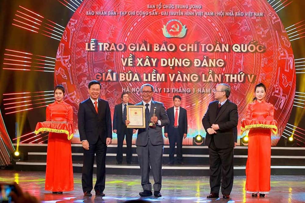 Thường trực Ban Bí thư Trần Quốc Vượng và Trưởng Ban Tuyên giáo Trung ương Võ Văn Thưởng trao Giải A nhà báo Ngô Song Sơn (Báo Đầu tư)