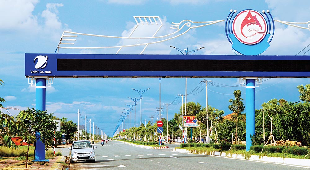 Phát triển hạ tầng giao thông là một trong 3 đột phá của tỉnh Cà Mau trong thời gian tới. Trong ảnh: Đường vào trung tâm TP. Cà Mau