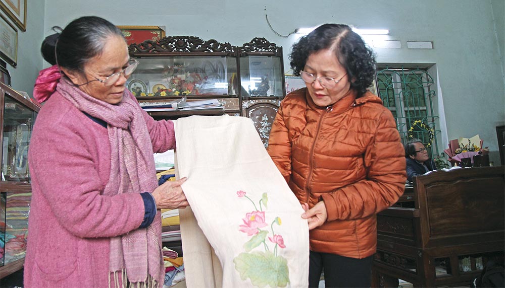 Đại biểu Quốc hội Trần Thị Quốc Khánh (bên phải) thường xuyên đến thăm, động viên nghệ nhân Phan Thị Thuận phát triển nghề dệt tơ sen