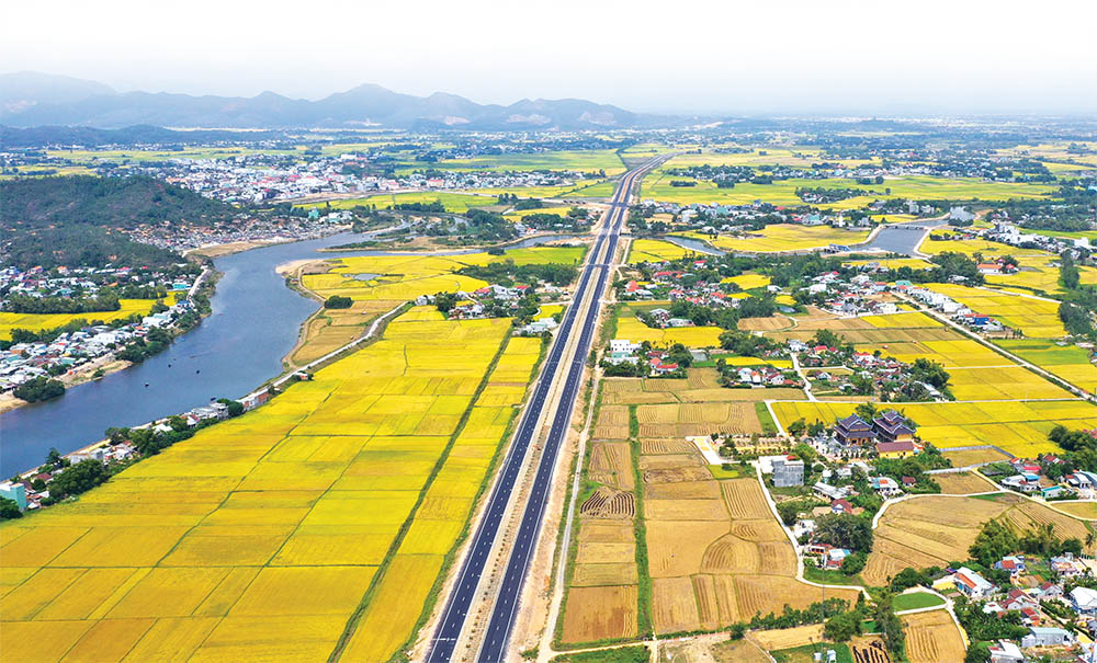 Tuyến Quốc lộ 19 mới đã rút ngắn khoảng cách giữa các khu vực trong tỉnh Bình Định 	Ảnh: Nguyễn Dũng
