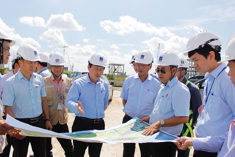 Ông Lê Tiến Châu, Bí thư Tỉnh ủy Hậu Giang (giữa) kiểm tra tiến độ triển khai Dự án tại Khu công nghiệp Sông Hậu