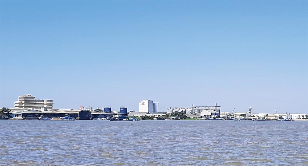 Khu công nghiệp Trà Nóc (TP. Cần Thơ) nhìn từ sông Hậu