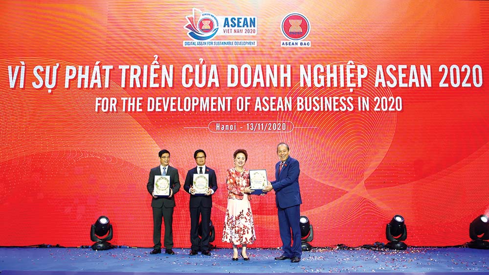 Phó thủ tướng Trương Hòa Bình trao tặng Kỷ niệm chương cho bà Nguyễn Thị Nga, ghi nhận những nỗ lực và đóng góp to lớn vì sự phát triển của cộng đồng doanh nghiệp ASEAN
