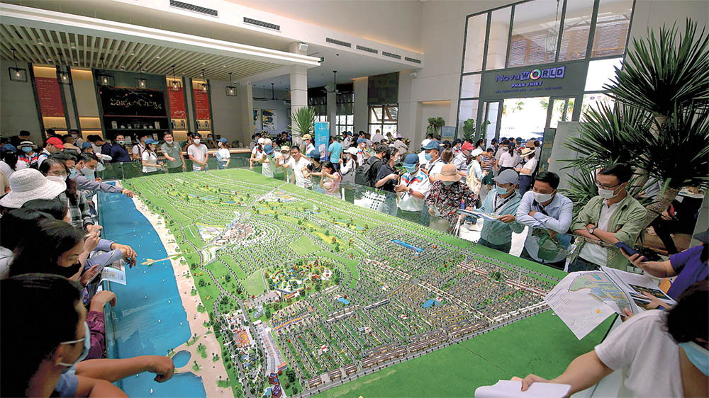 Rất đông khách hàng tham quan sa bàn Dự án NovaWorld Phan Thiet