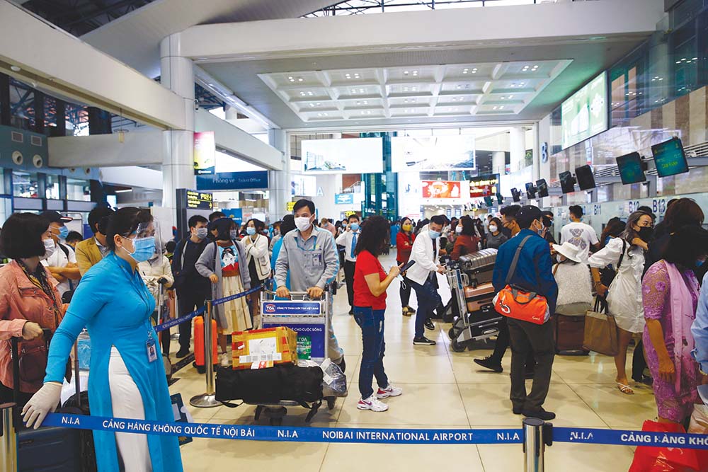 Hà Nội phát huy vai trò trung tâm phân phối khách du lịch của cả nước. Trong ảnh: Khách làm thủ tục tại Sân bay Nội Bài
