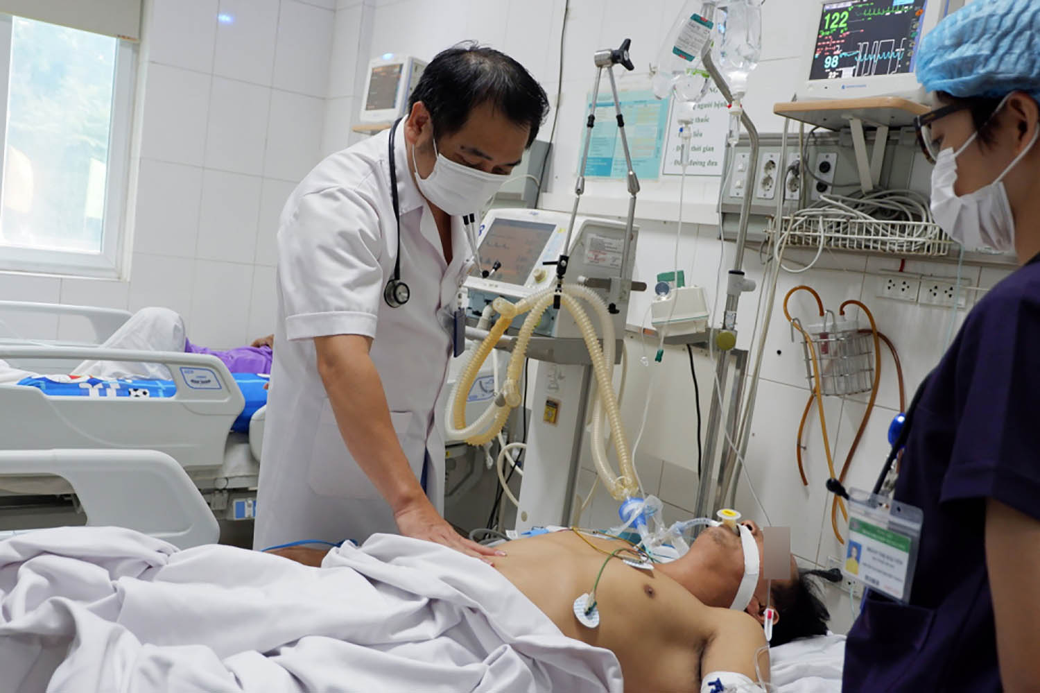 Bệnh nhân đang điều trị tại Bệnh viện Bệnh nhiệt đới Trung ương sau khi sử dụng thuốc Nam không rõ nguồn gốc