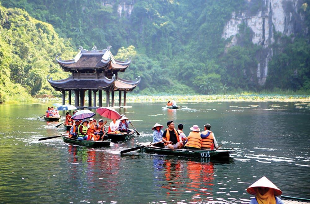 Du khách tham quan Quần thể danh thắng Tràng An (Ninh Bình),   Ảnh: Hồ Hạ