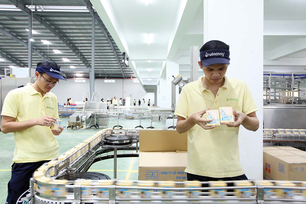 Công ty cổ phần Đường Quảng Ngãi đang nắm giữ thị phần lớn đối với dòng sữa đậu nành hộp giấy. Trong ảnh: Dây chuyền sản xuất sữa đậu nành Vinasoy 	ảnh: lê toàn