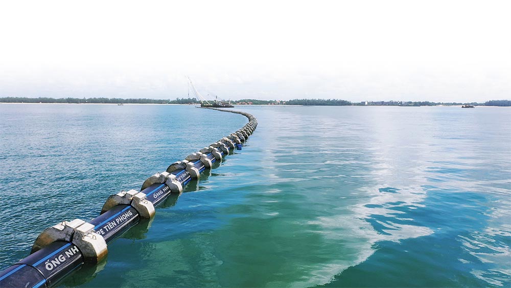 Ống nhựa Tiền Phong dẫn nước biển vào hồ nuôi tôm của Tập đoàn Thủy sản Minh Phú