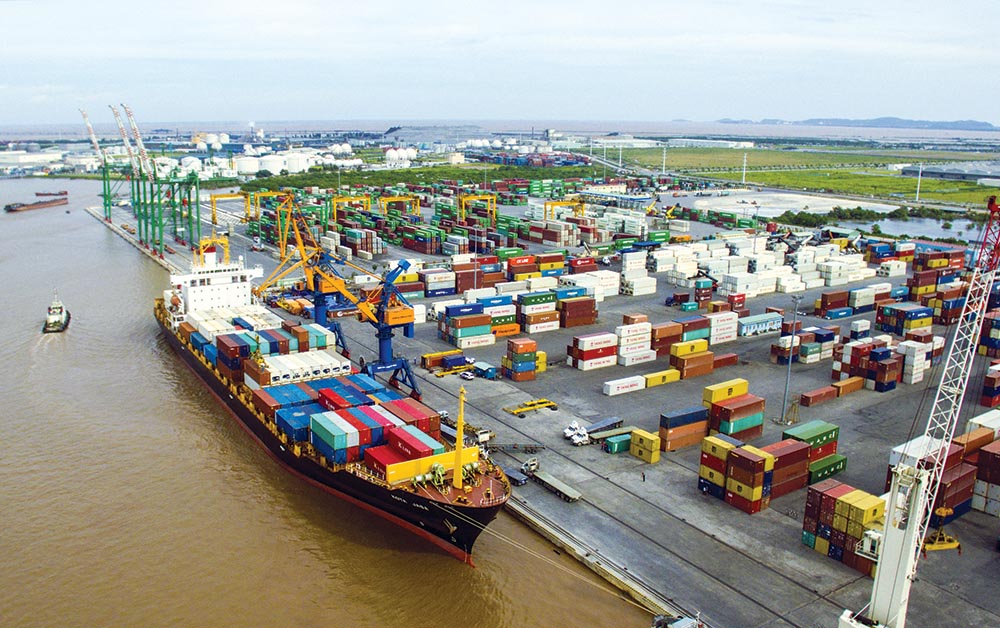 Hàng hóa thông qua cảng tại Khu kinh tế Đình Vũ - Cát Hải 	ảnh: việt dũng