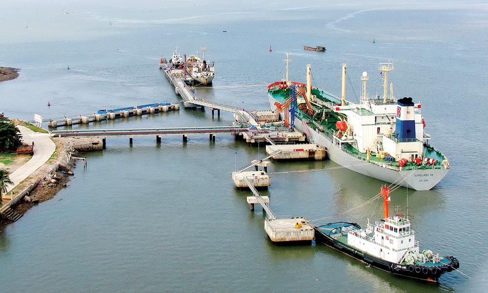 Lai dắt tàu biển là một trong những ngành nghề kinh doanh có điều kiện, có tính đặc thù cao. Trong ảnh: Một tàu lai dắt hoạt động tại khu vực cảng Quảng Ninh 