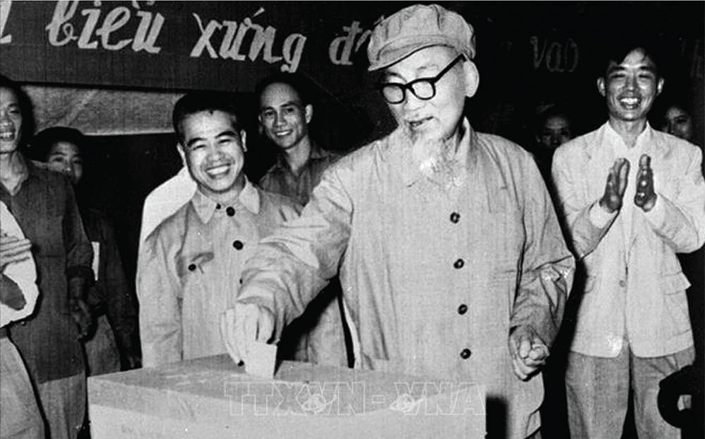 Chủ tịch Hồ Chí Minh bỏ phiếu bầu cử đại biểu Hội đồng Nhân dân tại khu phố V, hòm phiếu số 6, đơn vị bầu cử 1, tiểu khu 1, khu phố Ba Đình (Hà Nội) vào ngày 27/4/1969  	Ảnh: TTXVN