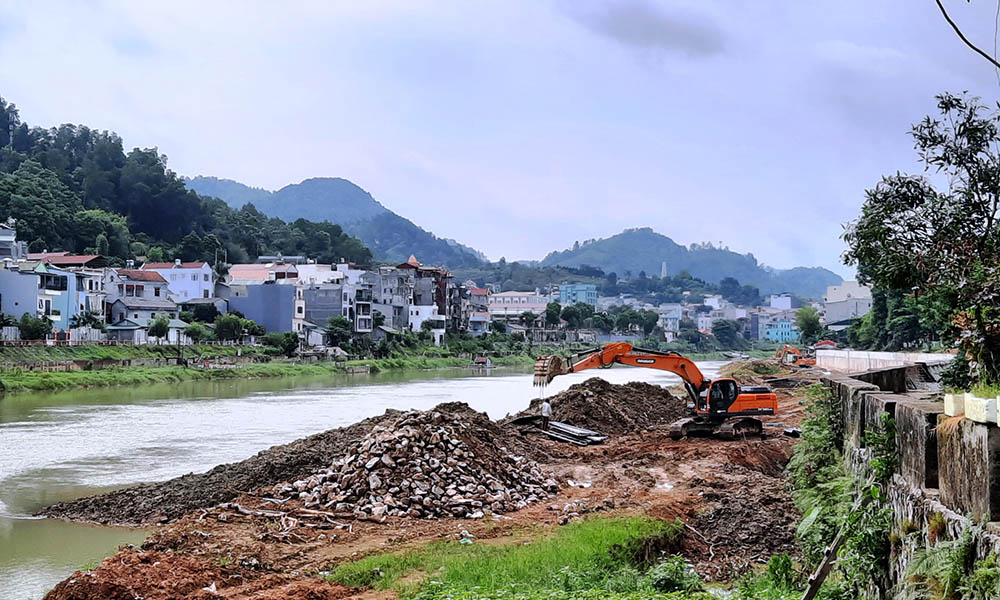 Chủ đầu tư đẩy nhanh tiến độ thi công Dự án kè sông Bằng (Thành phố).