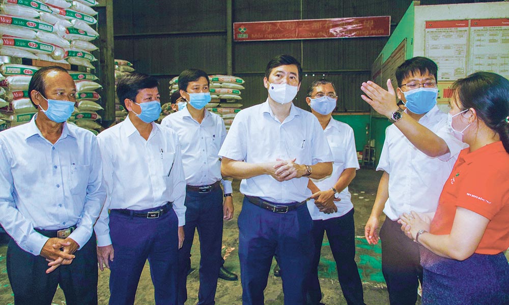 Chủ tịch UBND tỉnh Đồng Tháp Phạm Thiện Nghĩa (đứng giữa) kiểm tra công tác phòng chống dịch tại Khu công nghiệp Sa Đéc
