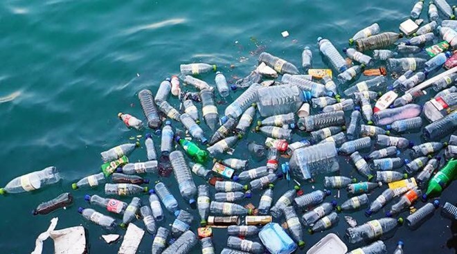 Rác thải nhựa làm ô nhiễm biển (Ảnh minh họa).