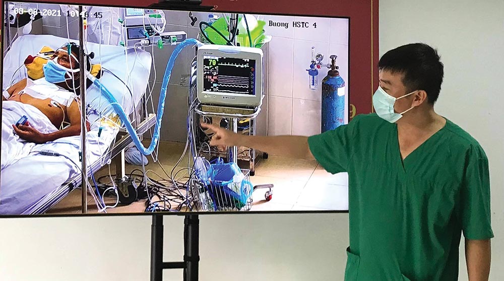 Bệnh nhân Covid-19 tại  khu cấp cứu, hồi sức của Bệnh viện Phổi Bắc Giang luôn được bác sĩ Trần Thanh Linh và đồng nghiệp của Bệnh viện Chợ Rẫy theo dõi sát