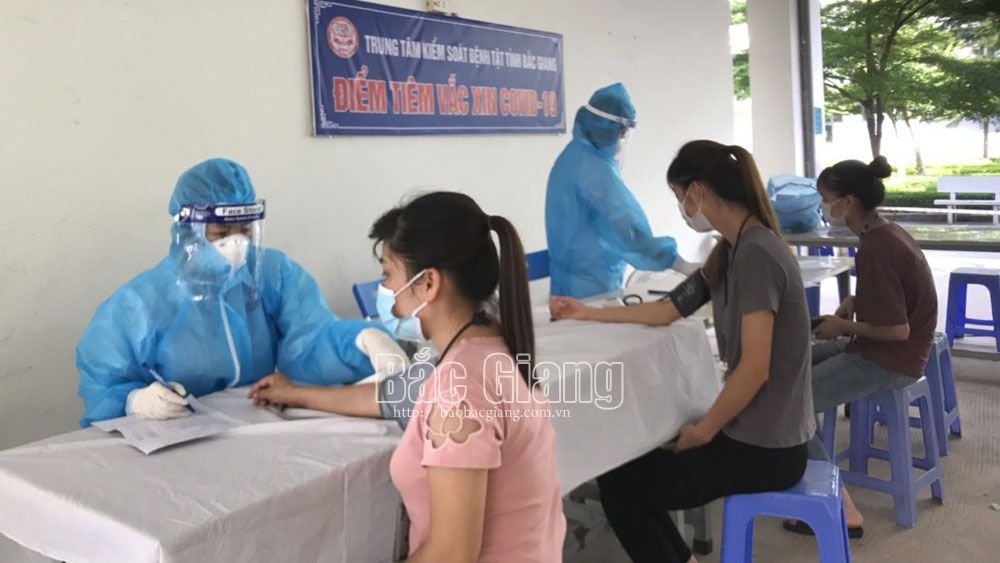 Công nhân Công ty TNHH Fuhong Presicion Component được tiêm vắc-xin phòng Covid-19 khi quay lại nhà máy làm việc.
