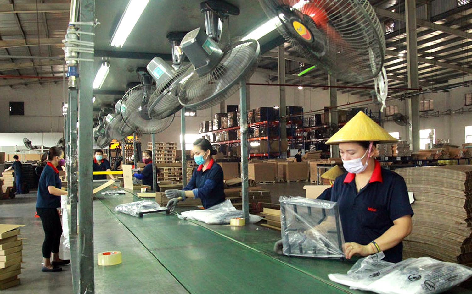 129 công nhân Công ty TNHH Quốc tế Bright Việt Nam trở lại làm việc và lưu trú tại nhà máy.