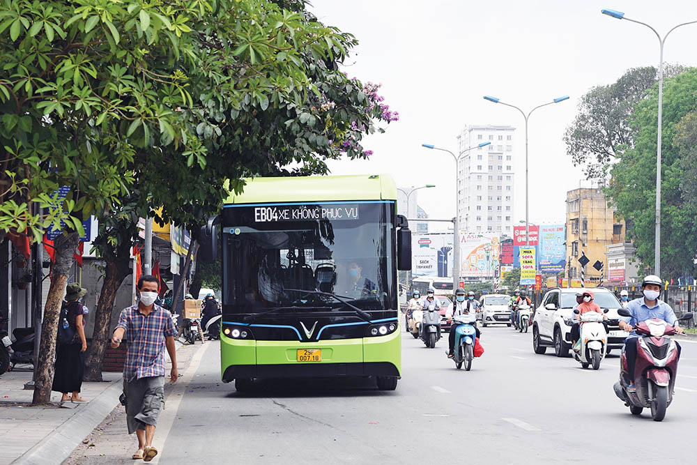 Hiện xe bus chở khách công cộng là dòng xe thân thiện với môi trường duy nhất được miễn lệ phí trước bạ	Ảnh: Thanh Hương
