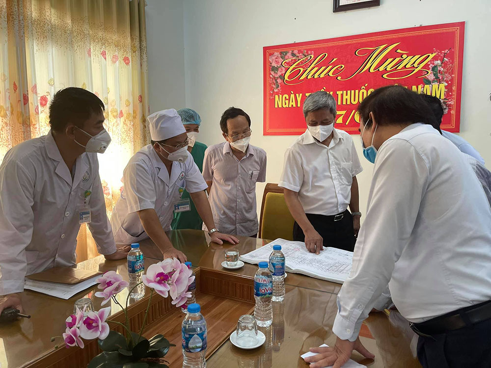 Thứ trưởng Bộ Y tế Nguyễn Trường Sơn bàn phương án tác chiến với lãnh đạo các tổ  công tác của Bộ phận Thường trực đặc biệt tại Bắc Giang