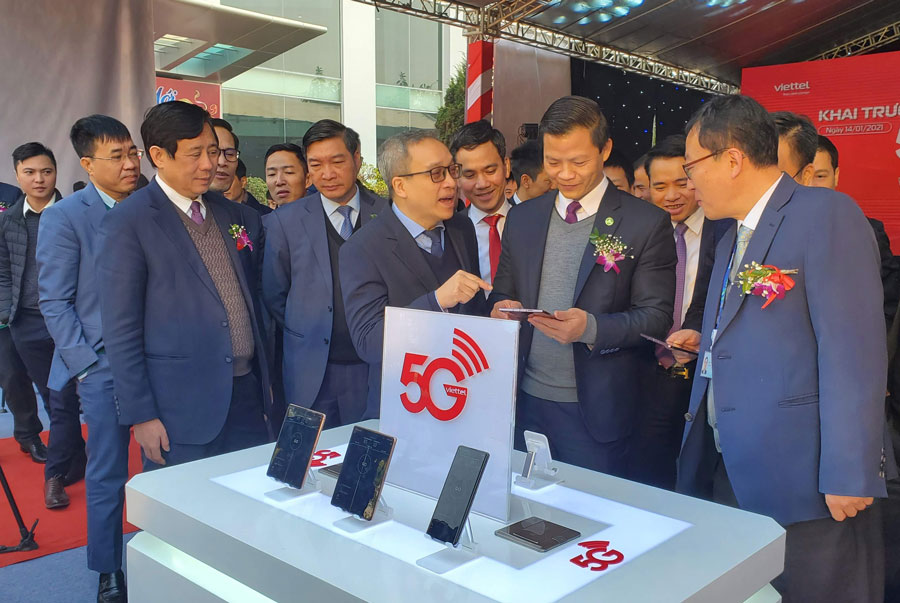 Các đồng chí lãnh đạo Bộ Thông tin & Truyền thông, tỉnh Bắc Ninh và Tập đoàn Công nghiệp - Viễn thông Quân đội (Viettel) khai trương mạng 5G đầu tiên tại KCN Yên Phong (ngày 14-1).