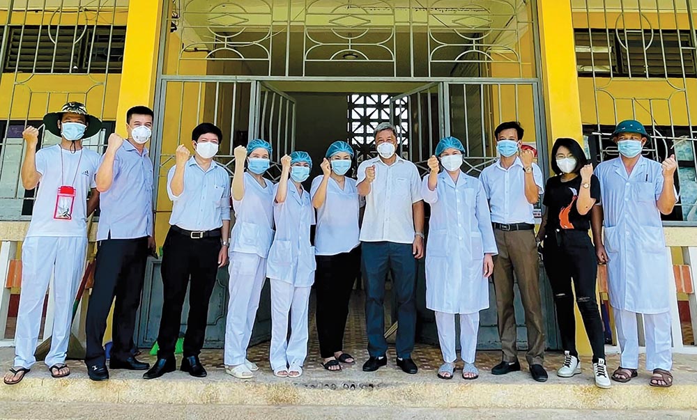 Phóng viên Ngọc Mai (áo đen) cùng các bác sĩ, nhân viên y tế của Bệnh viện Chợ Rẫy (TP.HCM) thể hiện tinh thần quyết tâm chống dịch 	