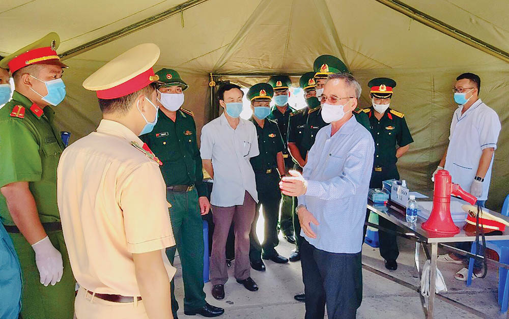 Ông Lữ Văn Hùng, Bí thư Tỉnh ủy Bạc Liêu (bên phải) kiểm tra và động viên lực lượng phòng chống Covid- 19 trên địa bàn