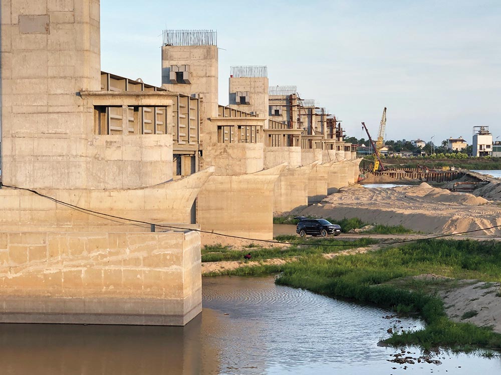 Dự án Đập dâng sông Trà Khúc cạn vốn đúng vào thời điểm sông cạn nước, thuận lợi để thi công