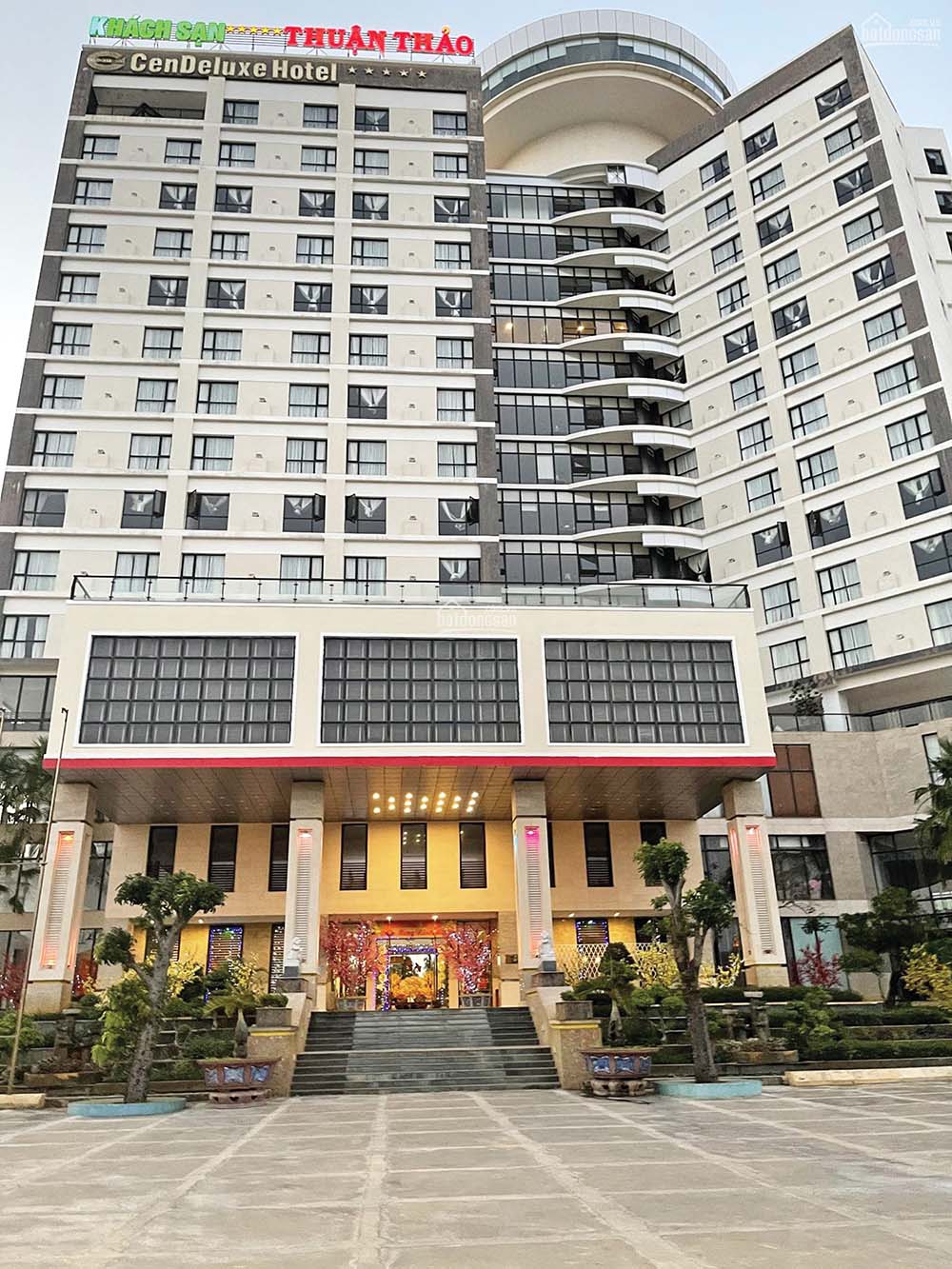 Nhiều khách sạn ế ẩm phải tìm chủ đầu tư mới. Trong ảnh: Một khách sạn tại Tuy Hòa đang rao bán