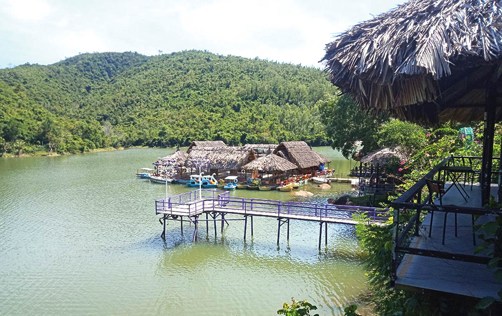 Nhà hàng nổi phục vụ khách du lịch tại Dự án Khu du lịch sinh thái Hải Đăng 	