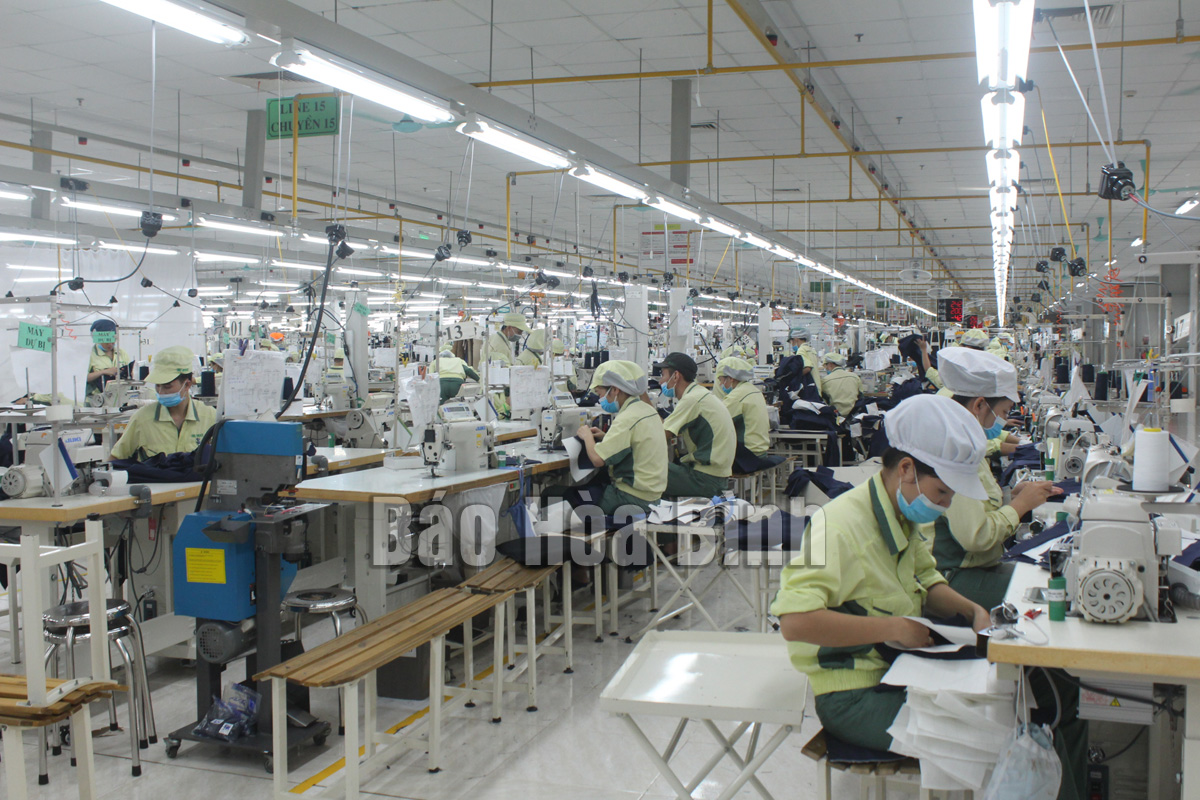 Huyện Lương Sơn hiện có 48 Dự án đầu tư trong các khu công nghiệp, tạo động lực thúc đẩy phát triển KT-XH địa phương. Ảnh chụp tại Công ty TNHH Midori Apparel Việt Nam Hòa Bình - khu công nghiệp Lương Sơn.