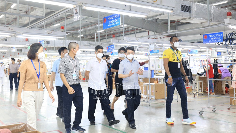 Đồng chí Lê Ánh Dương kiểm tra tình hình sản xuất và việc bố trí chỗ ở cho công nhân tại Công ty TNHH Crystal Martin Việt Nam, KCN Quang Châu.