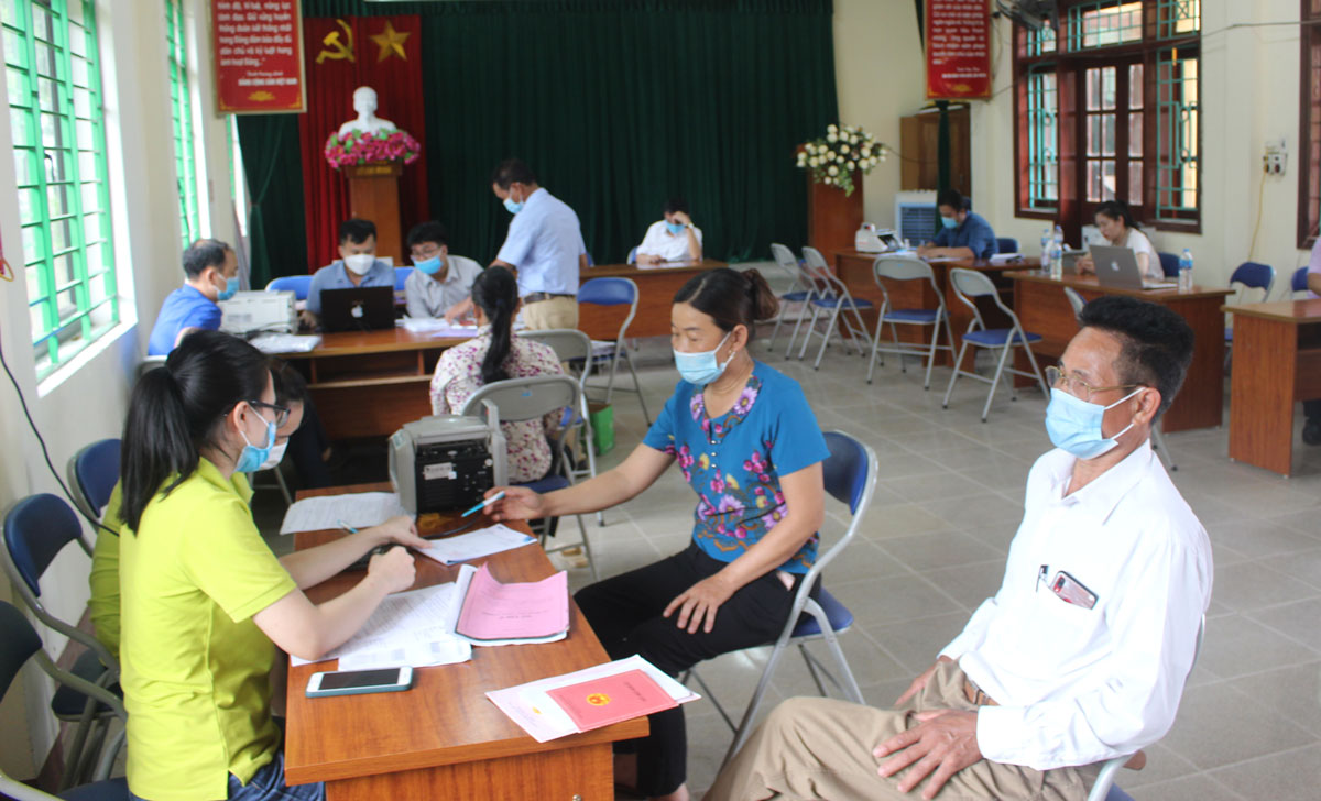 Người dân xã Nam Tiến đến làm thủ tục nhận tiền bồi thường, hỗ trợ GPMB.