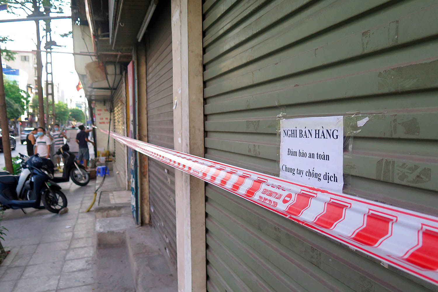 Phố dãy cửa hàng không thiết yếu ở phố Khâm Thiên phải đóng cửa.