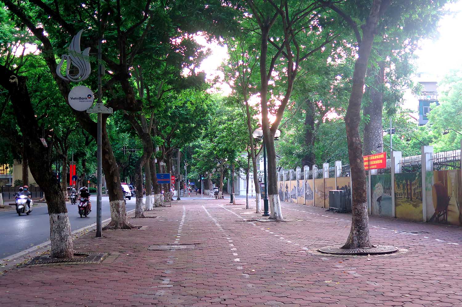 Đường Phan Đình Phùng vốn là địa điểm chụp ảnh của nam thanh nữ tú Hà Thành, giờ không