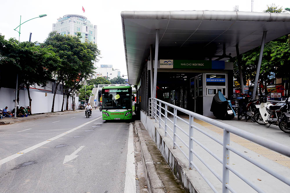 Ngoài việc thường xuyên gây ùn tắc giao thông trong giờ cao điểm, Thanh tra Chính phủ khẳng định, tuyến BRT01 chưa đạt được hiệu quả như mong đợi, chưa đạt mục tiêu đề ra, dù nhận được đầu tư với số tiền rất lớn               Ảnh: Đức Thanh
