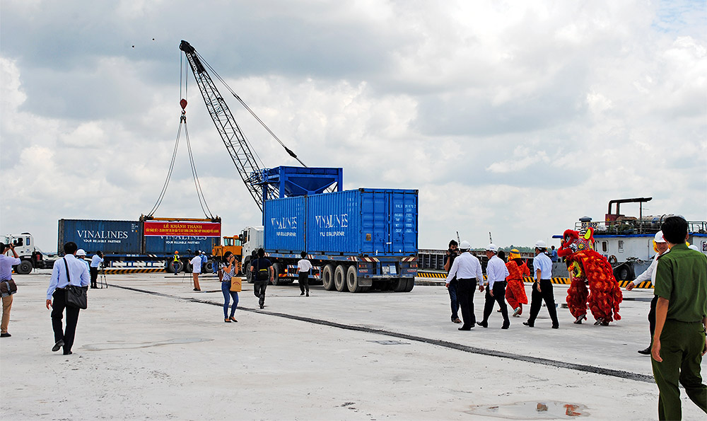 Cảng tổng hợp Vinalines Hậu Giang nằm trong KCN Sông Hậu, thuận tiện cho doanh nghiệp vận chuyển nguyên liệu, hàng hóa