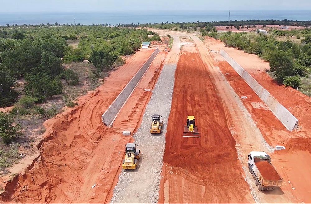  Đoạn đường dẫn vào sân bay Phan Thiết đã thảm được hơn 30 m bê tông nhựa, dự kiến đi vào khai thác trong quý III-2021