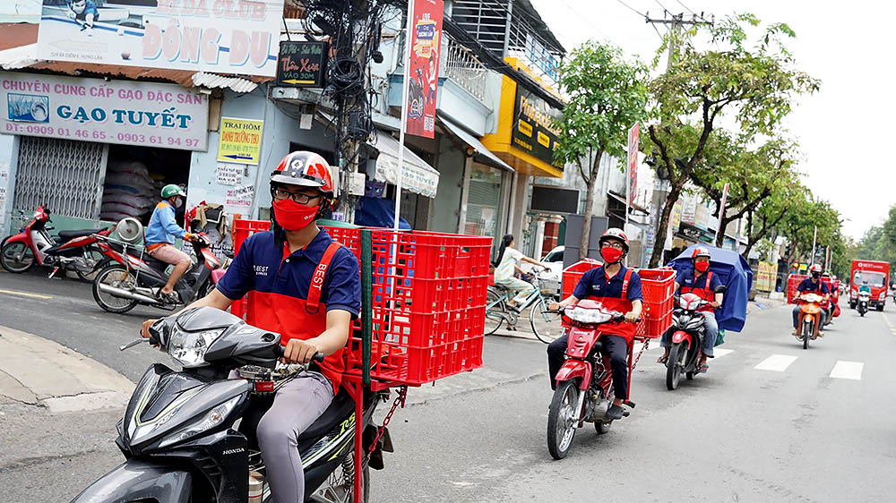 Thị trường chuyển phát nhanh tại Việt Nam đang rất sôi động. Trong ảnh: Nhân viên BEST Express Việt Nam bận rộn với các đơn hàng