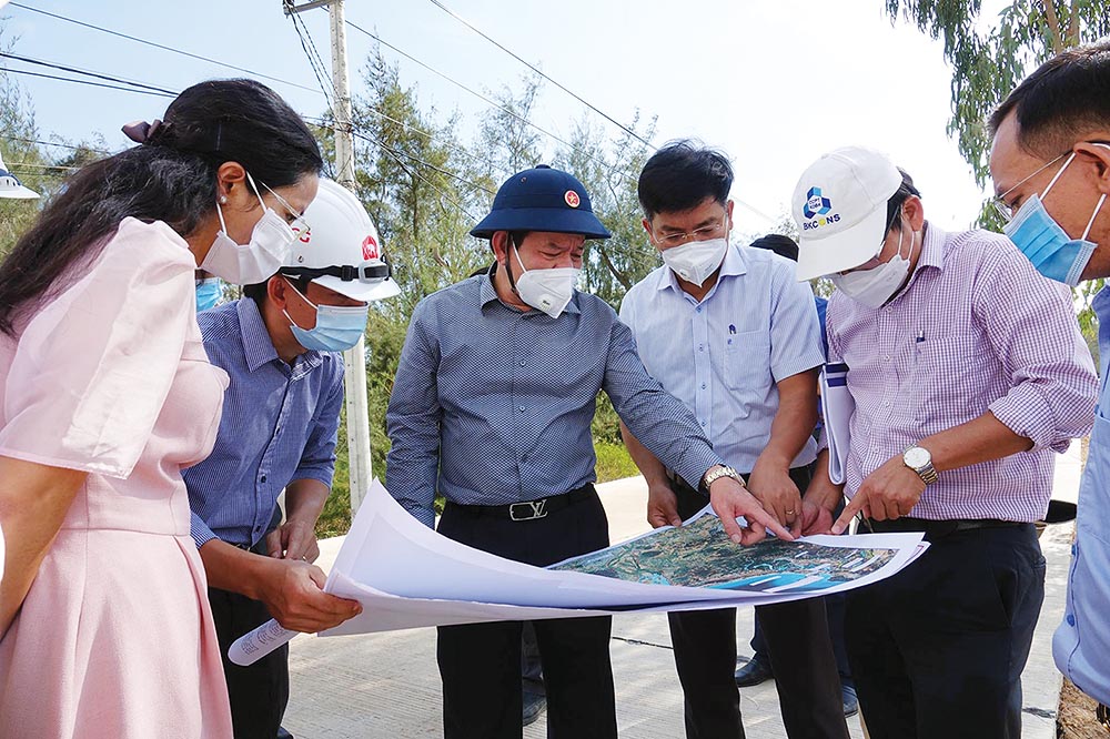 Ông Đặng Văn Minh, Chủ tịch UBND tỉnh Quảng Ngãi (thứ 3, từ trái sang) kiểm tra điều chỉnh quy hoạch tuyến  Dung Quất - Sa Huỳnh giai đoạn II