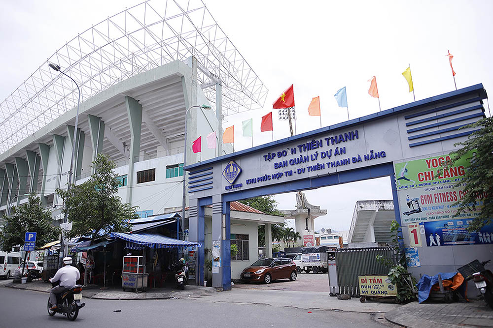 Sân vận động Chi Lăng đến nay vẫn chưa giao mặt bằng sạch để tổ chức thi hành án trong vụ án Phạm Công Danh 	ảnh: ng.đông