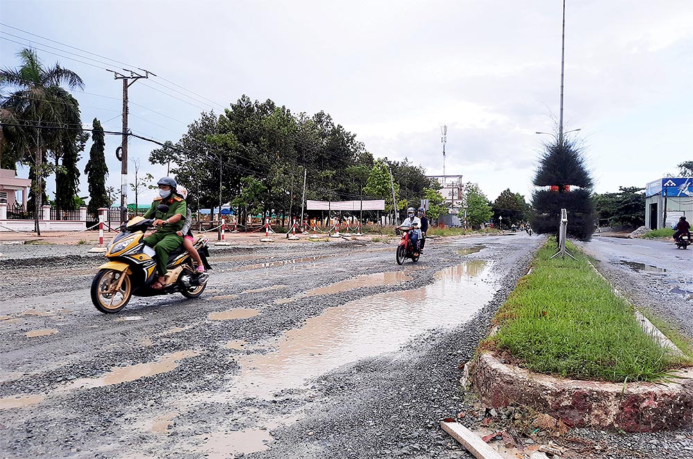 Một đoạn Quốc lộ 63 qua địa bàn tỉnh Cà Mau tại thời điểm tháng 5/2021, mặt đường bị hư hỏng nặng, khiến việc đi lại của người dân gặp nhiều khó khăn