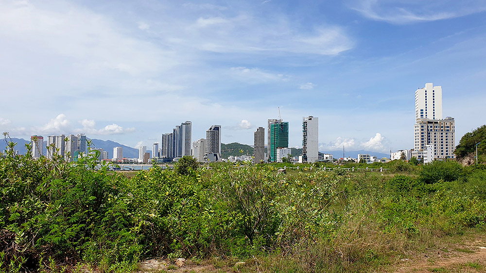 Dự án Bay View Park Nha Trang sau nhiều năm được giao đất vẫn là bãi cỏ um tùm