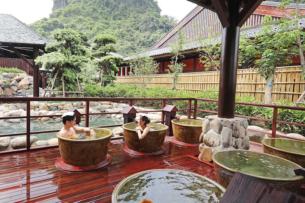 Du khách trải nghiệm tắm khoáng nóng tại Yoko Onsen Quang Hanh (Quảng Ninh)