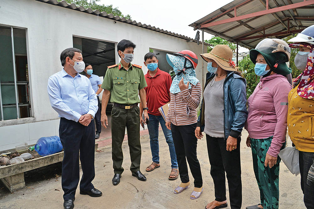 Ông Đặng Văn Minh, Chủ tịch UBND tỉnh Quảng Ngãi (bìa trái) tìm hiểu nguyện vọng của người dân trong diện phải di dời tại xã Bình Thuận 